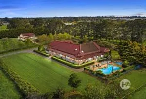 Sommerville Majestic Farm Manor Retreat 5bd 3Bth Pool Spa - Devon Meadows