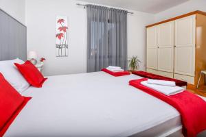 apartment 250 meters to sea private pool