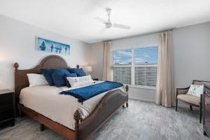 Amazing views of the ocean and pool from this top floor beach retreat!