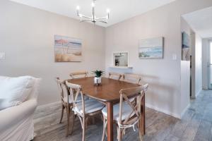 Amazing views of the ocean and pool from this top floor beach retreat!