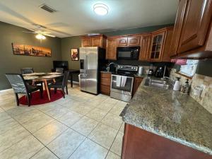 2 Bedroom Boutique Gem 10 min to the beach Washer Dryer Gated Parking Bliss 2