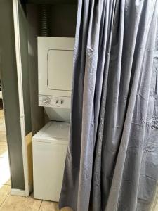 2 Bedroom Boutique Gem 10 min to the beach Washer Dryer Gated Parking Bliss 2