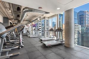 Linea Luxury Living with Indoor Pool and Rooftop Views in The Loop