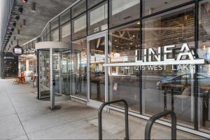 Linea Luxury Living with Indoor Pool and Rooftop Views in The Loop