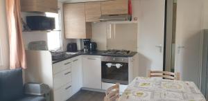 MH 472 TOUT CONFORT de 36M2 3 chambres 1 salle de bain idéalement situé dans camping 4 étoiles