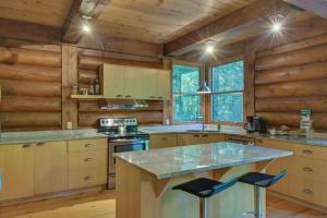 Spacious log cottage Resort access