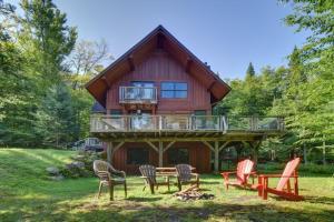 Spacious log cottage Resort access