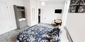 Spacious Room at The Burford Hideaway