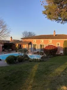 Villa tout confort climatisée, bordure du golf de Pont Royal, piscine privée - 阿兰