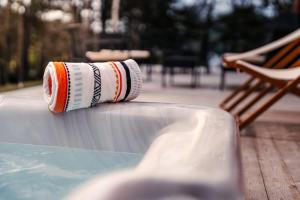 Bright chalet with hot tub and indoor sauna