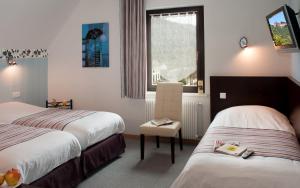 Hotels Logis Hotel Des Vosges : Chambre Triple