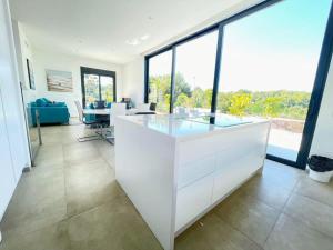Modern 4 Bed Villa with Pool LC4