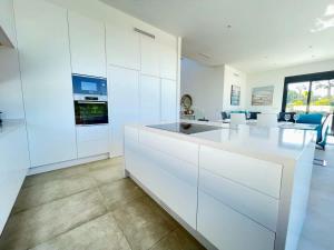 Modern 4 Bed Villa with Pool LC4