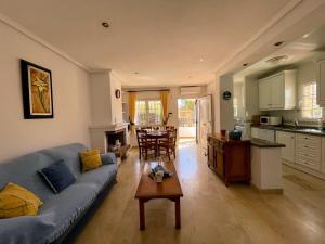 3 Bed Townhouse Overlooking Com Pool LD314