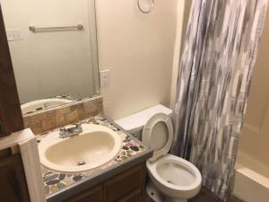 Downstairs One Bedroom Close To Fort Sill!