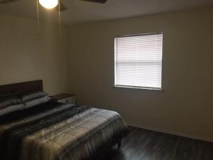 Downstairs One Bedroom Close To Fort Sill!