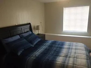 Comfortable 3 bedroom close to Base Sleeps 6 - Duncan