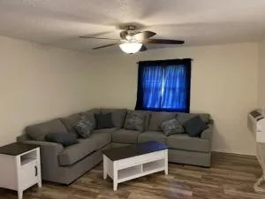 Comfortable downstairs 2 bed next to Fort Sill - Apache
