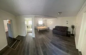 Charming 3-Bed, 1,5 Bath Home - Entire Space Just for You! - 白宫