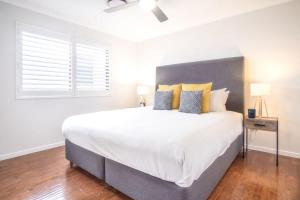 Pet Friendly family Home with Pool - Walk to Warana beach