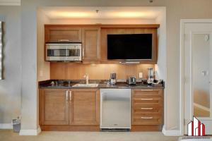 MGM Signature-24-716 Jacuzzi Studio