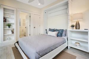 Mod Studio - 100 Steps to the Beach, Pets OK, Private Deck!