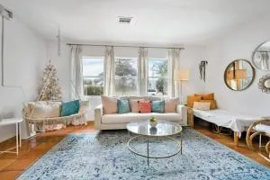 Pink House Prime Location Walk to Downtown Dogs OK - Davis Shores