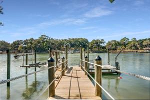 Charming Fishing Cabin Has It All, Full Dock and Summer Kitchen, Access to SUPs, Bikes, Beach Gear - 4hvězdičkové hotely ve městě Palm Coast