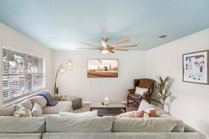 Uptown Gem The Castaway Cottage, Dog Friendly!