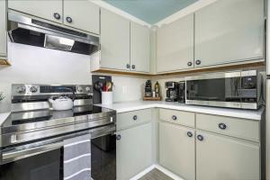 Uptown Gem The Castaway Cottage, Dog Friendly!