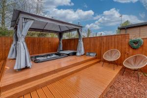 Family Luxury York Cabin Retreat with hot tub