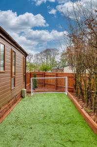 Family Luxury York Cabin Retreat with hot tub