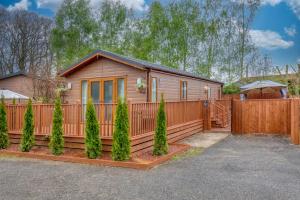 Family Luxury York Cabin Retreat with hot tub