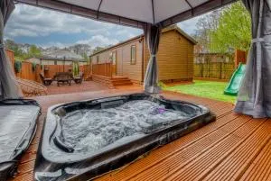 Family Luxury York Cabin Retreat with hot tub - Wilberfoss