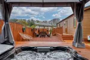 Family Luxury York Cabin Retreat with hot tub