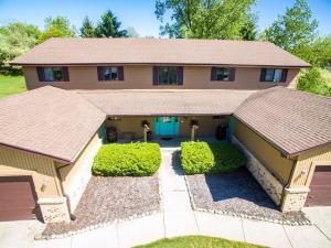 Family-friendly cottages by Lake Bella Vista