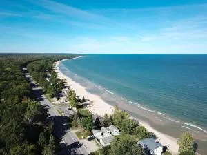 Beach Club of Oscoda Garden Cottage on the Lake - Lincoln Junction