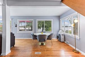 4 BR 2 BA Peaceful Getaway Year Round on Park Lake