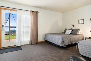 Lakefront 6 Double Queen Rooms at Fife Lake Lodge