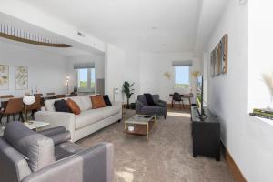 Extravagant 3 Level Penthouse at The Grand Castle