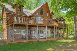 Lakefront 5BR Cabin on Big Crooked Lake w Pontoon - 格林维尔