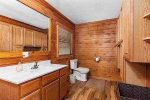 Lakefront 5BR Cabin on Big Crooked Lake w Pontoon