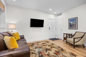 Capri 002 in the Heart of Downtown TC