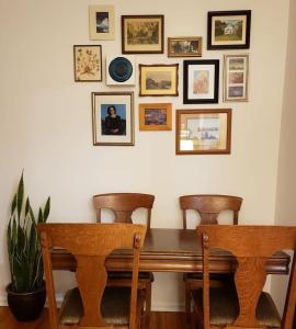 Retro vibe w hot tub piano lounge and vinyls