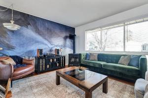 Retro vibe w hot tub piano lounge and vinyls