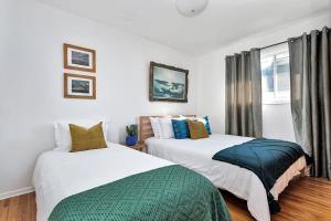 Retro vibe w hot tub piano lounge and vinyls