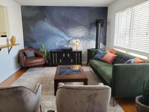 Retro vibe w hot tub piano lounge and vinyls