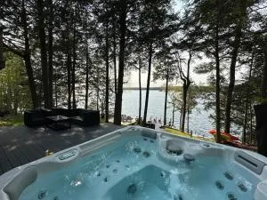 Waterfront open concept dream cottage with hot tub - Delta