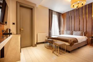Classic Triple Room room in Santra Hotel