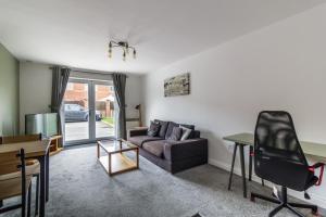 2 Bedroom Flat, Glasshoughton